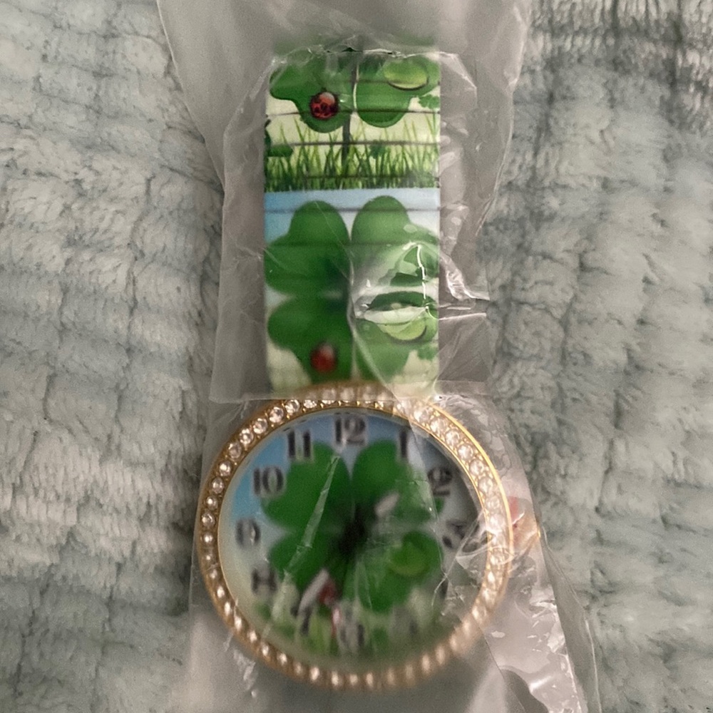Cloverleaf Stretch Watch w/ Stretch Metal Watchband - Ladybug & Cloverleaf Print